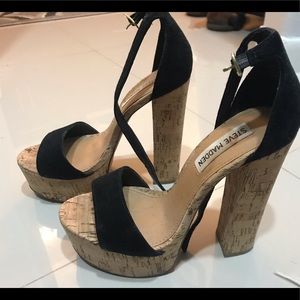 1DAY**Steve Madden black platform pumps